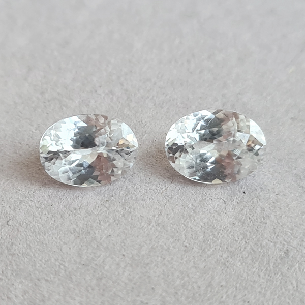 Белые цирконы 1.95ct пара