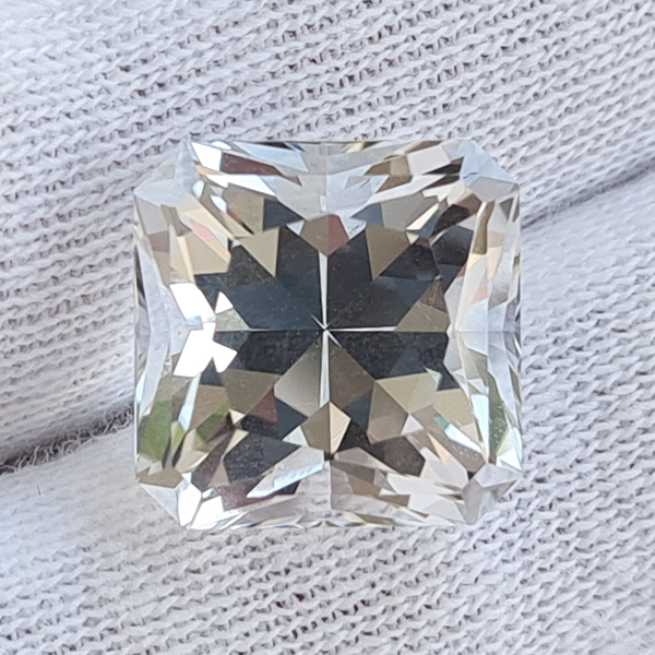 Белый топаз 12.10ct