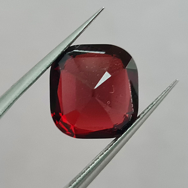 Красный гранат 6.60ct