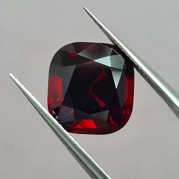 Красный гранат 6.60ct