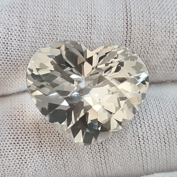 Белый топаз 32.50ct