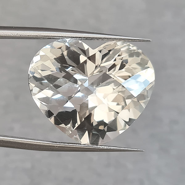 Белый топаз 32.50ct