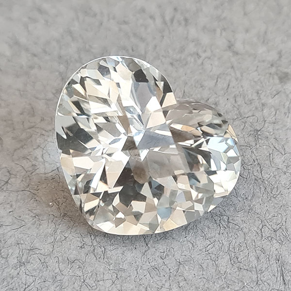 Белый топаз 32.50ct