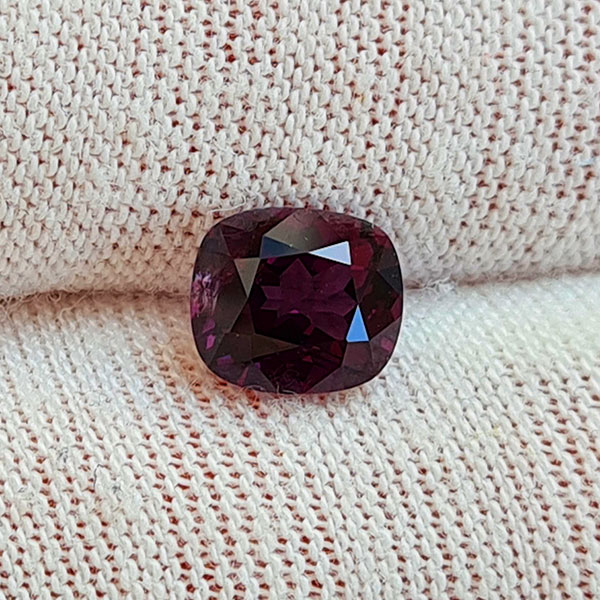 Ягодная шпинель 1.35ct