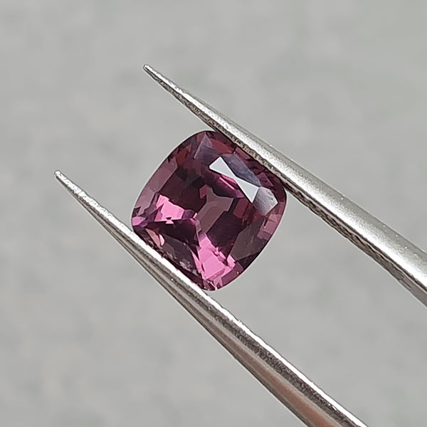 Фиолетовая шпинель 1.36ct