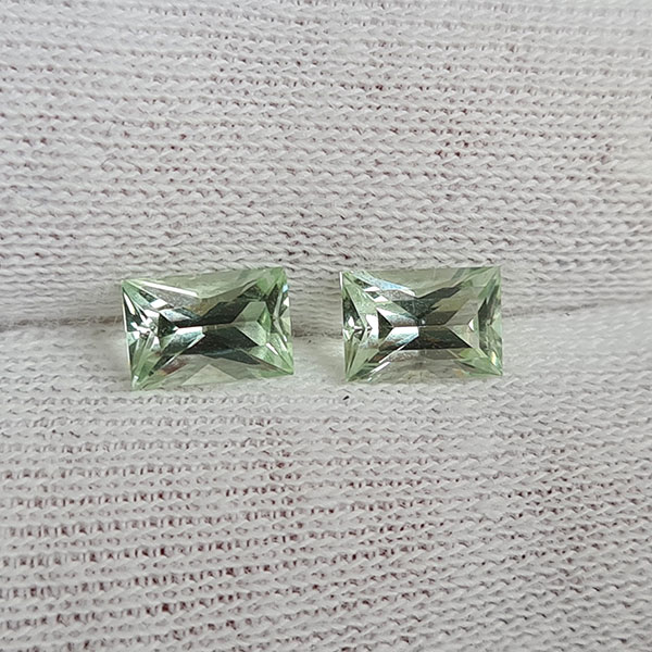 Зеленые бериллы 1.32ct пара