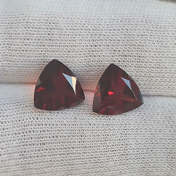 Гранаты 4.85ct пара